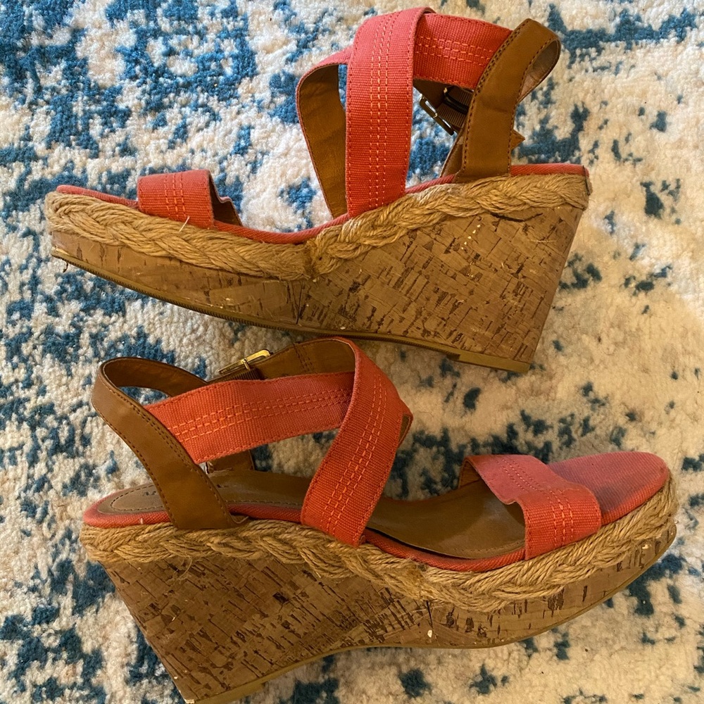 Cross strap wedges